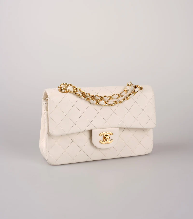 Chanel – Mittlere Vintage-Tasche in Weiß mit klassischer Doppelklappe aus Lammleder mit goldenen Beschlägen