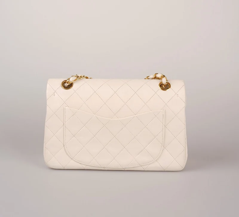 Chanel – Mittlere Vintage-Tasche in Weiß mit klassischer Doppelklappe aus Lammleder mit goldenen Beschlägen
