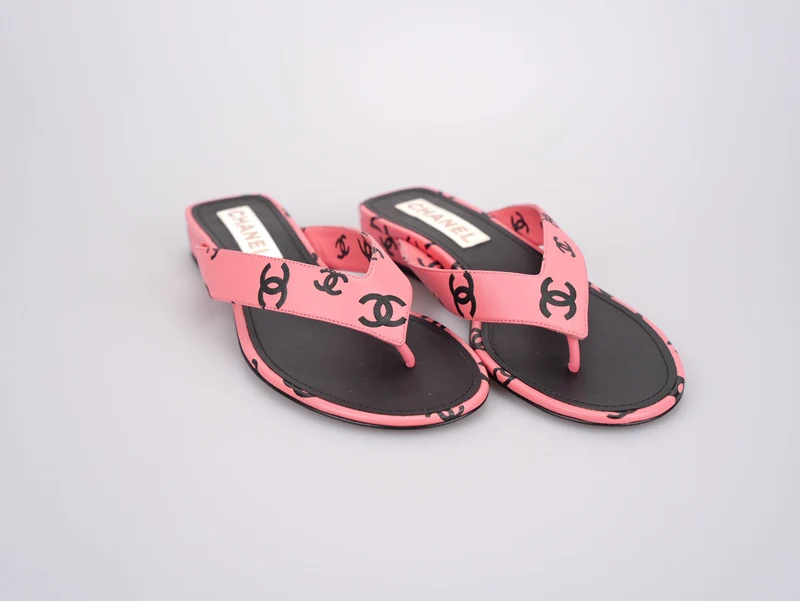 Chanel – Flache Flip-Flop-Sandale aus bedrucktem Lammleder mit CC-Logo in Pink und Schwarz, Größe 38