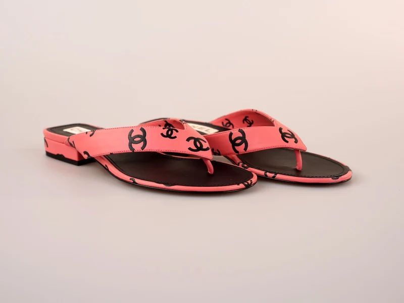 Chanel – Flache Flip-Flop-Sandale aus bedrucktem Lammleder mit CC-Logo in Pink und Schwarz, Größe 38