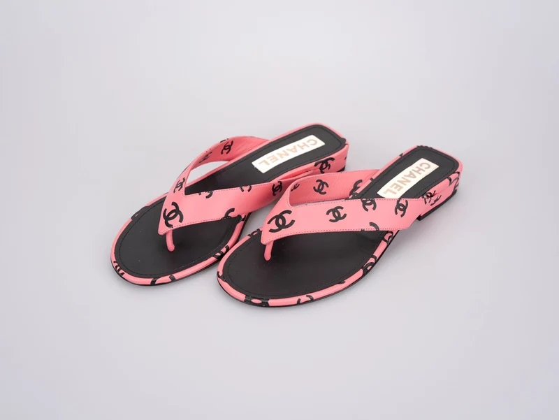 Chanel – Flache Flip-Flop-Sandale aus bedrucktem Lammleder mit CC-Logo in Pink und Schwarz, Größe 38