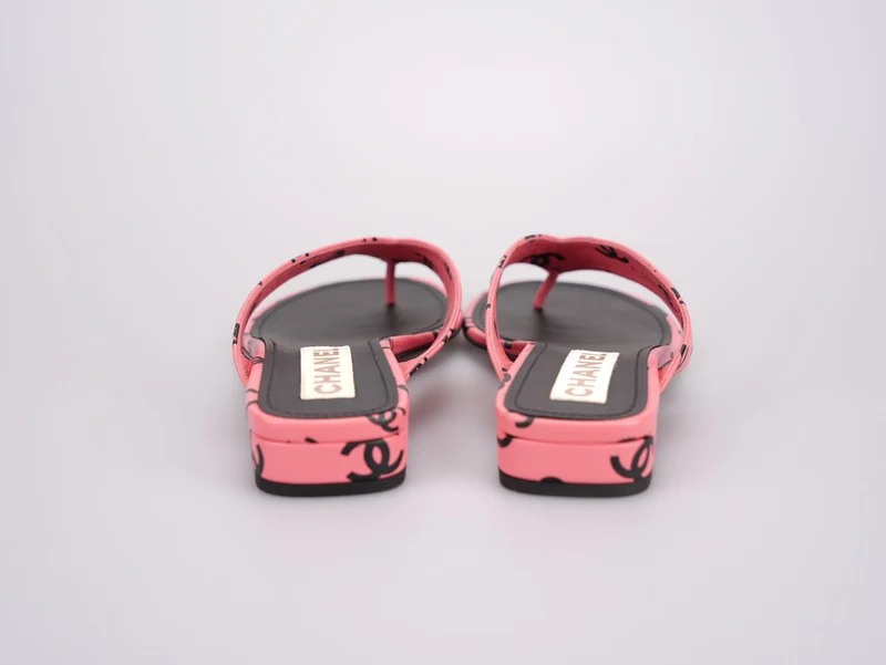 Chanel – Flache Flip-Flop-Sandale aus bedrucktem Lammleder mit CC-Logo in Pink und Schwarz, Größe 38