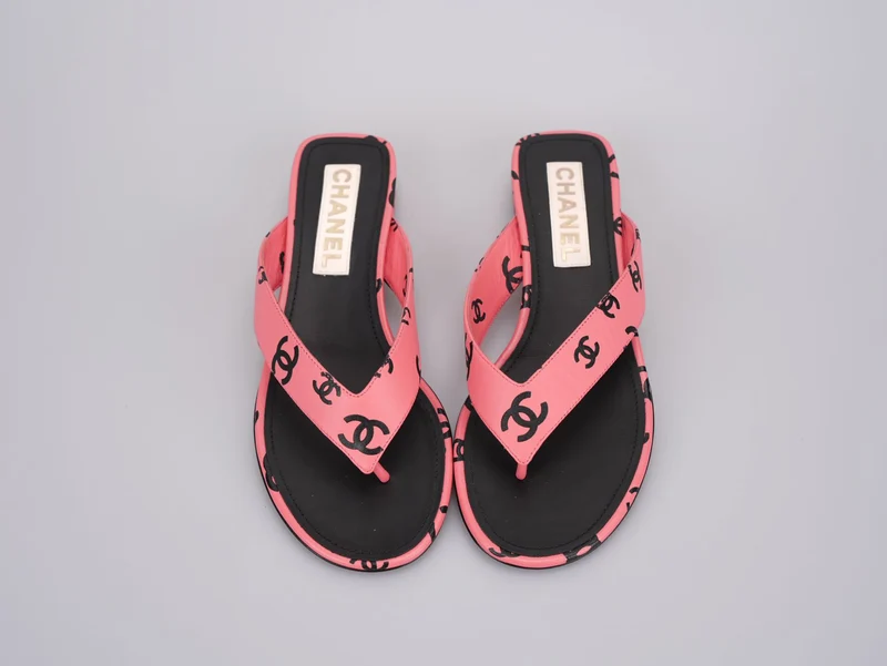 Chanel – Flache Flip-Flop-Sandale aus bedrucktem Lammleder mit CC-Logo in Pink und Schwarz, Größe 38