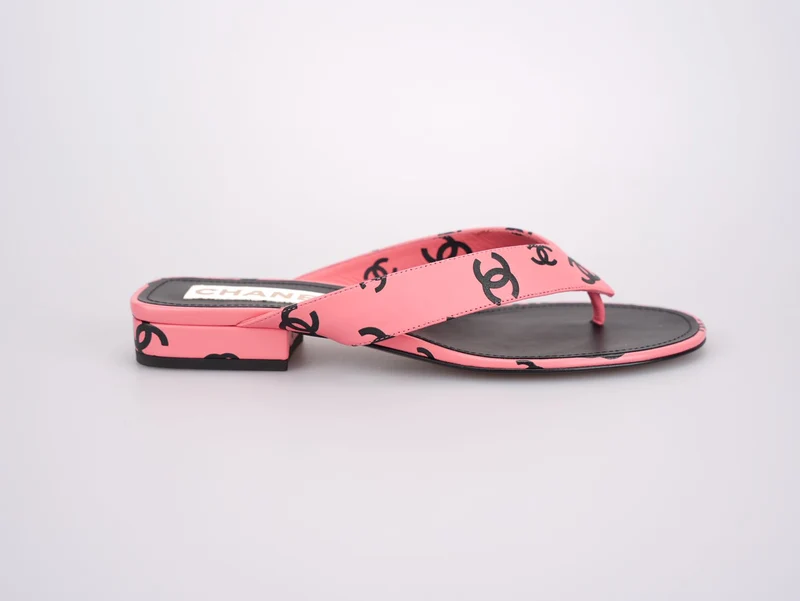 Chanel – Flache Flip-Flop-Sandale aus bedrucktem Lammleder mit CC-Logo in Pink und Schwarz, Größe 38