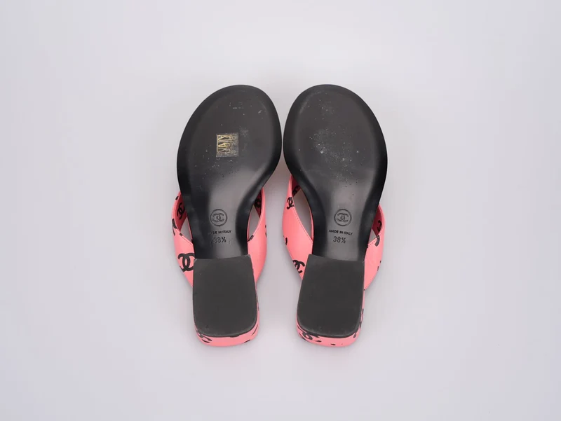 Chanel – Flache Flip-Flop-Sandale aus bedrucktem Lammleder mit CC-Logo in Pink und Schwarz, Größe 38