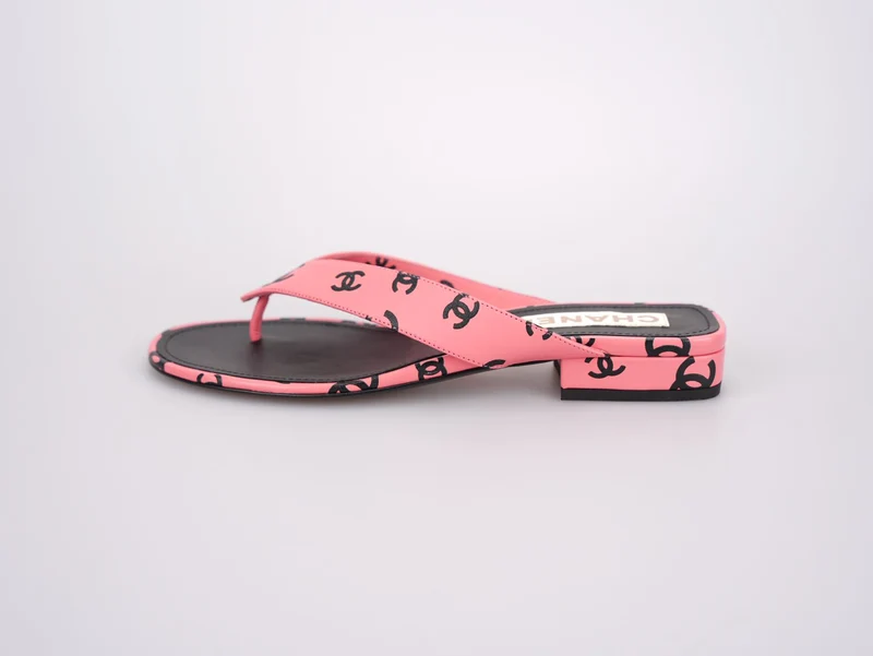 Chanel – Flache Flip-Flop-Sandale aus bedrucktem Lammleder mit CC-Logo in Pink und Schwarz, Größe 38