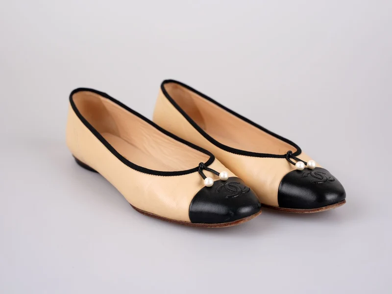 Chanel CC Lammleder Cap Toe Ballerinas mit Perlen Beige/Schwarz 38C