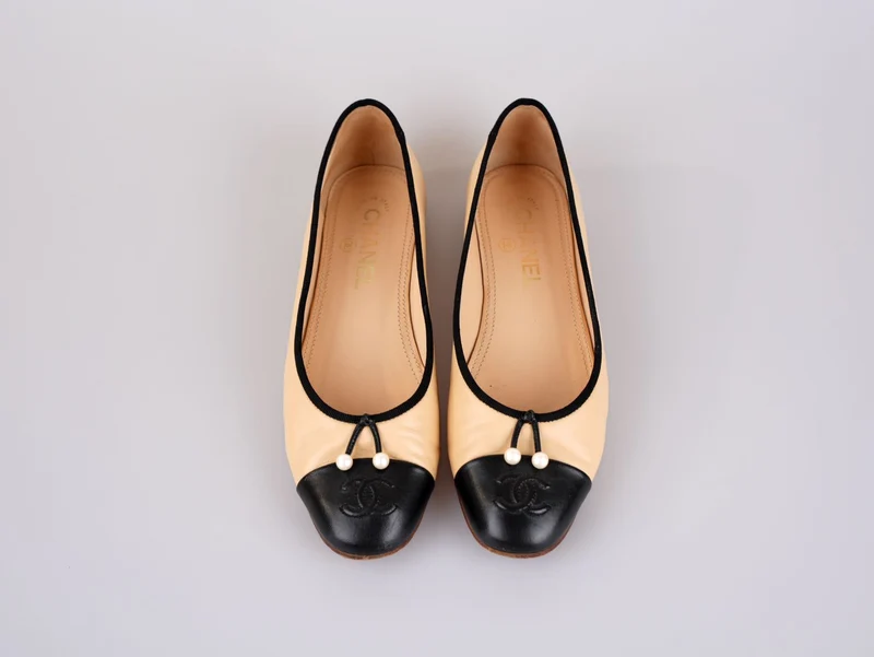Chanel CC Lammleder Cap Toe Ballerinas mit Perlen Beige/Schwarz 38C