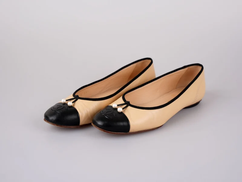 Chanel CC Lammleder Cap Toe Ballerinas mit Perlen Beige/Schwarz 38C