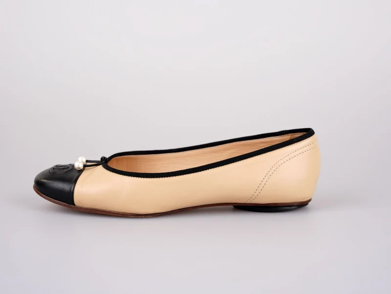 Chanel CC Lammleder Cap Toe Ballerinas mit Perlen Beige/Schwarz 38C