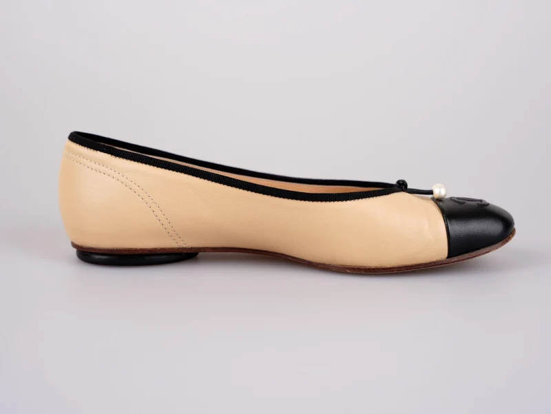 Chanel CC Lammleder Cap Toe Ballerinas mit Perlen Beige/Schwarz 38C