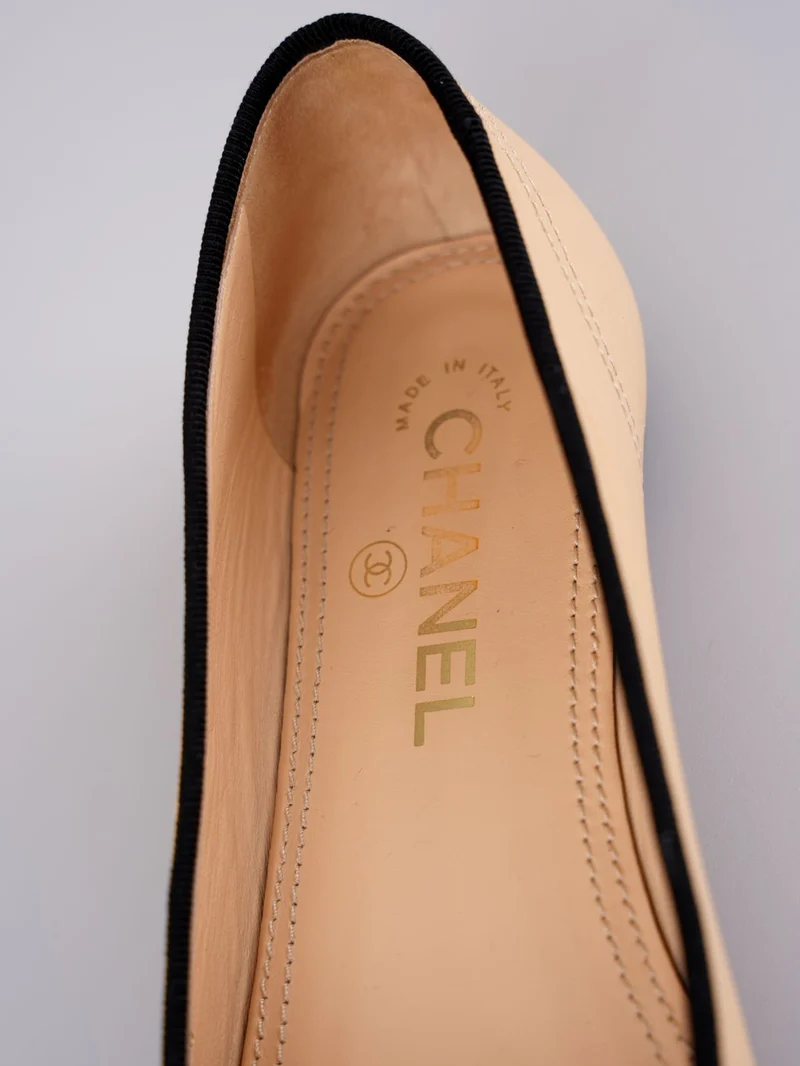 Chanel CC Lammleder Cap Toe Ballerinas mit Perlen Beige/Schwarz 38C
