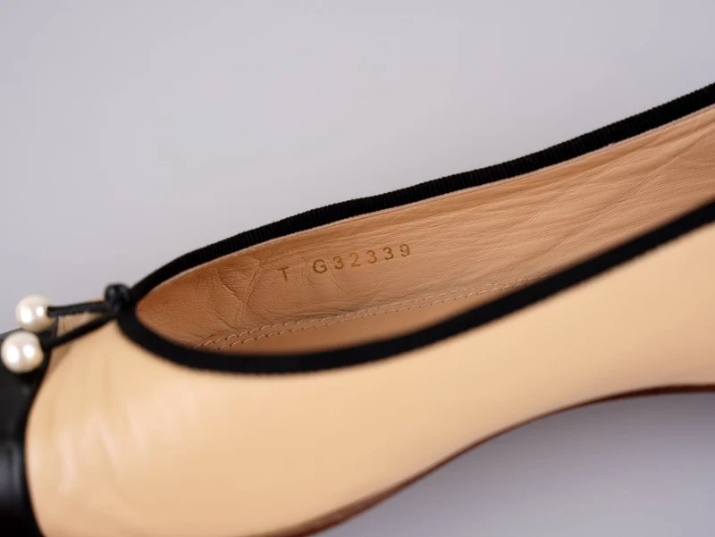 Chanel CC Lammleder Cap Toe Ballerinas mit Perlen Beige/Schwarz 38C