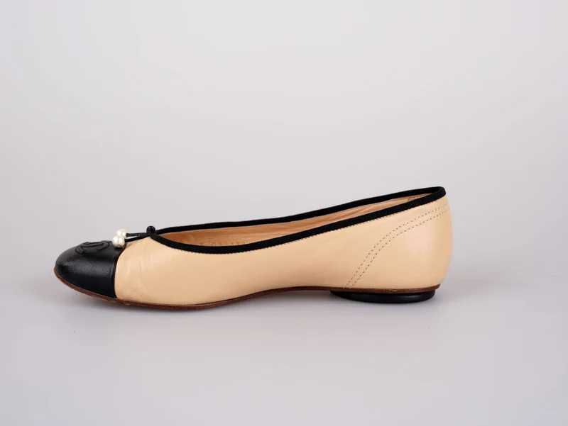 Chanel CC Lammleder Cap Toe Ballerinas mit Perlen Beige/Schwarz 38C