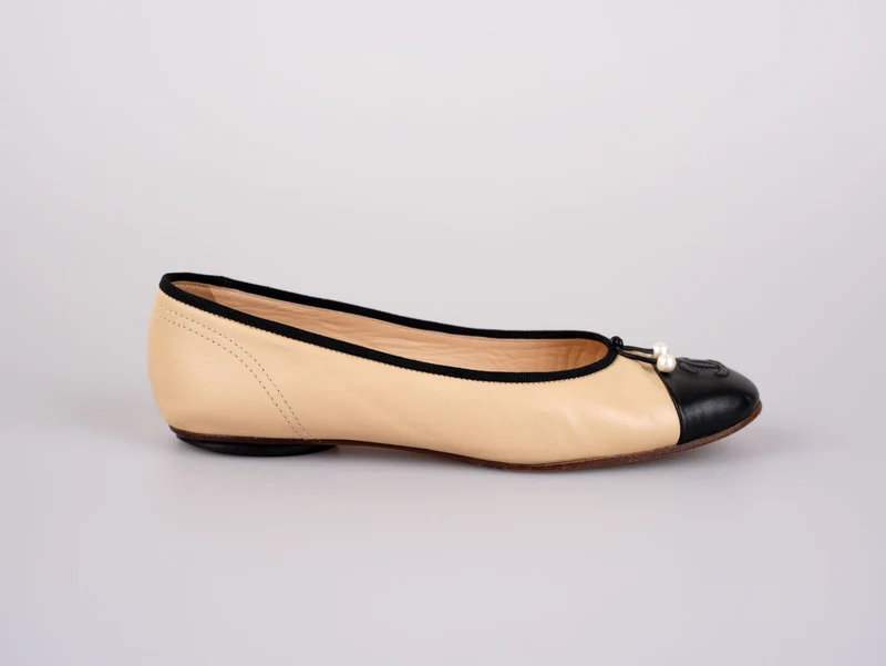 Chanel CC Lammleder Cap Toe Ballerinas mit Perlen Beige/Schwarz 38C