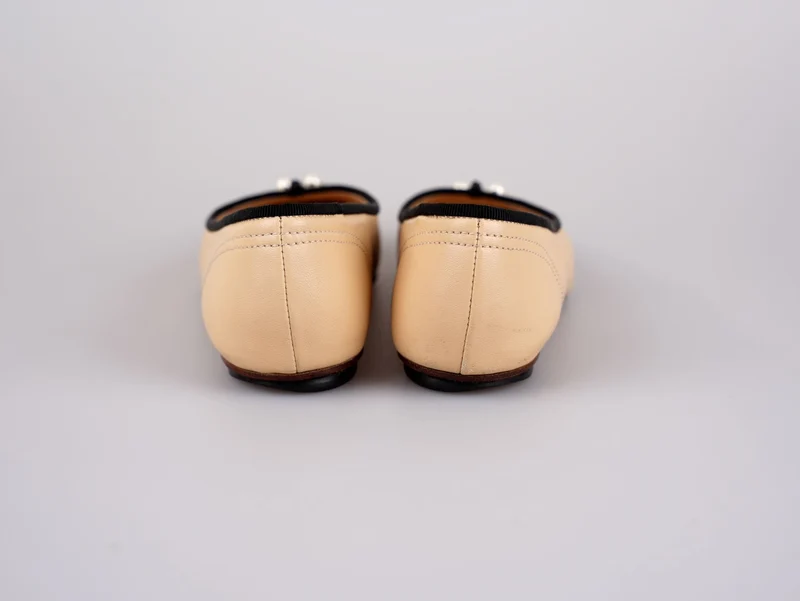 Chanel CC Lammleder Cap Toe Ballerinas mit Perlen Beige/Schwarz 38C