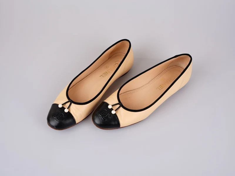 Chanel CC Lammleder Cap Toe Ballerinas mit Perlen Beige/Schwarz 38C