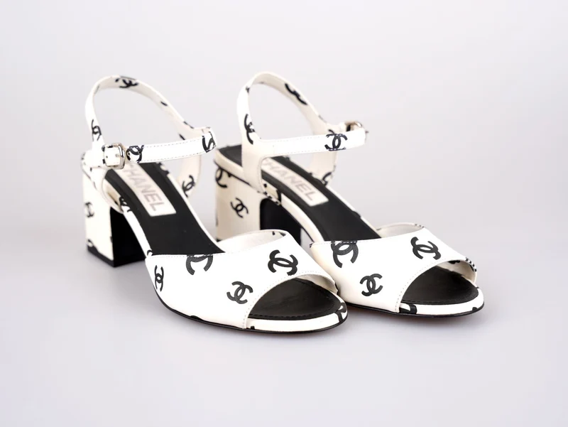 Chanel CC Plateausandalen aus bedrucktem Lammleder, Weiß/Schwarz, Größe 37C