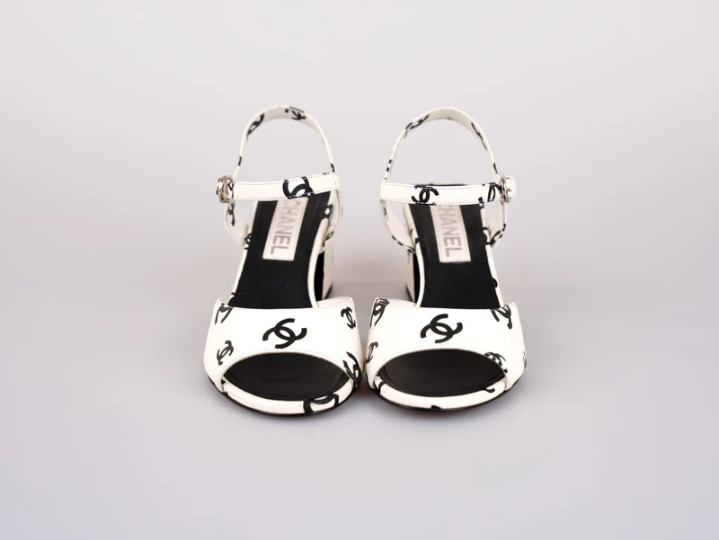 Chanel CC Plateausandalen aus bedrucktem Lammleder, Weiß/Schwarz, Größe 37C