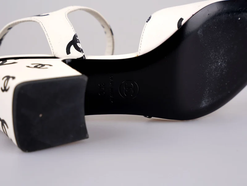 Chanel CC Plateausandalen aus bedrucktem Lammleder, Weiß/Schwarz, Größe 37C