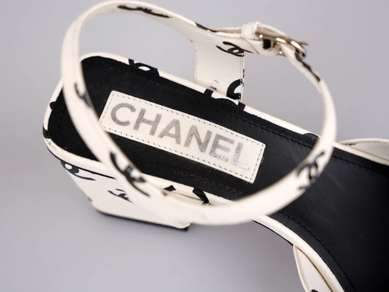 Chanel CC Plateausandalen aus bedrucktem Lammleder, Weiß/Schwarz, Größe 37C