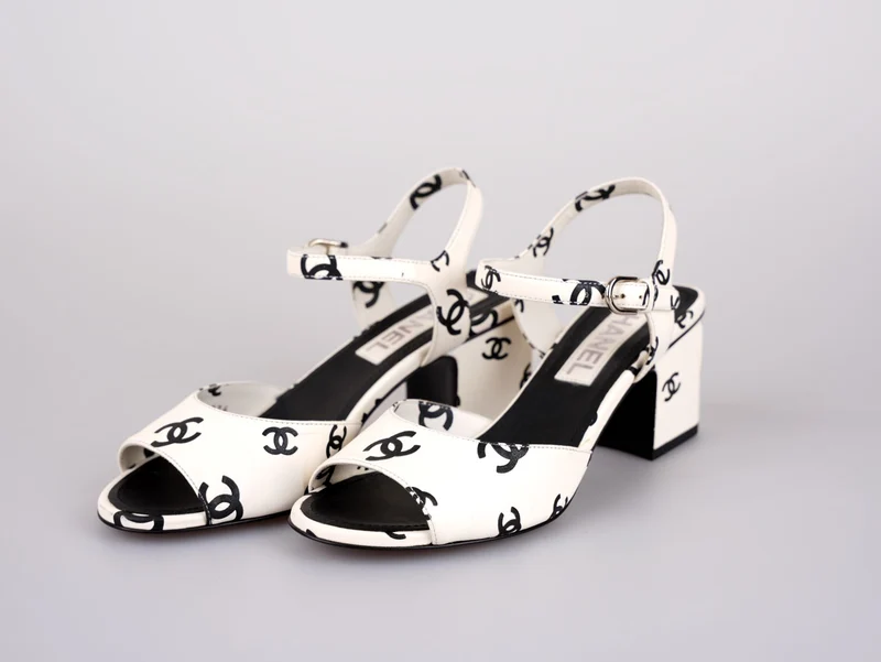 Chanel CC Plateausandalen aus bedrucktem Lammleder, Weiß/Schwarz, Größe 37C