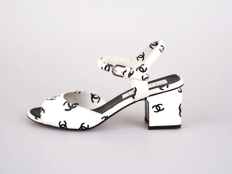 Chanel CC Plateausandalen aus bedrucktem Lammleder, Weiß/Schwarz, Größe 37C