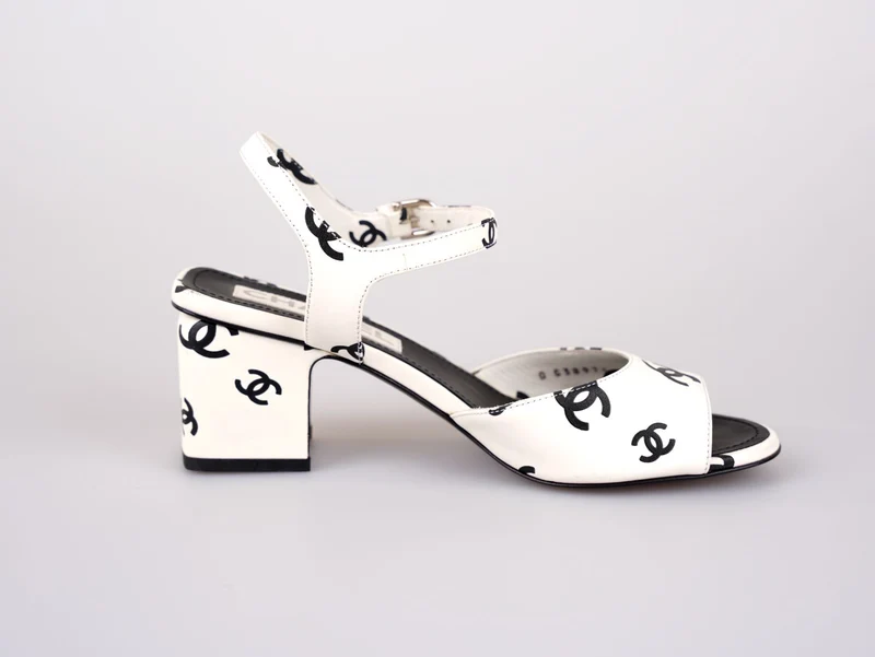 Chanel CC Plateausandalen aus bedrucktem Lammleder, Weiß/Schwarz, Größe 37C