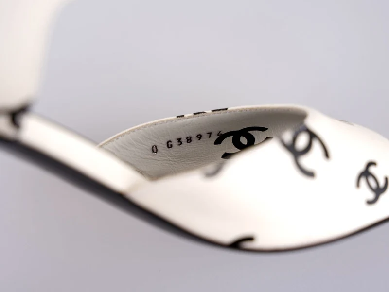 Chanel CC Plateausandalen aus bedrucktem Lammleder, Weiß/Schwarz, Größe 37C