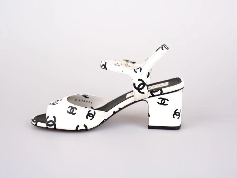 Chanel CC Plateausandalen aus bedrucktem Lammleder, Weiß/Schwarz, Größe 37C