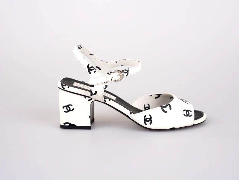 Chanel CC Plateausandalen aus bedrucktem Lammleder, Weiß/Schwarz, Größe 37C