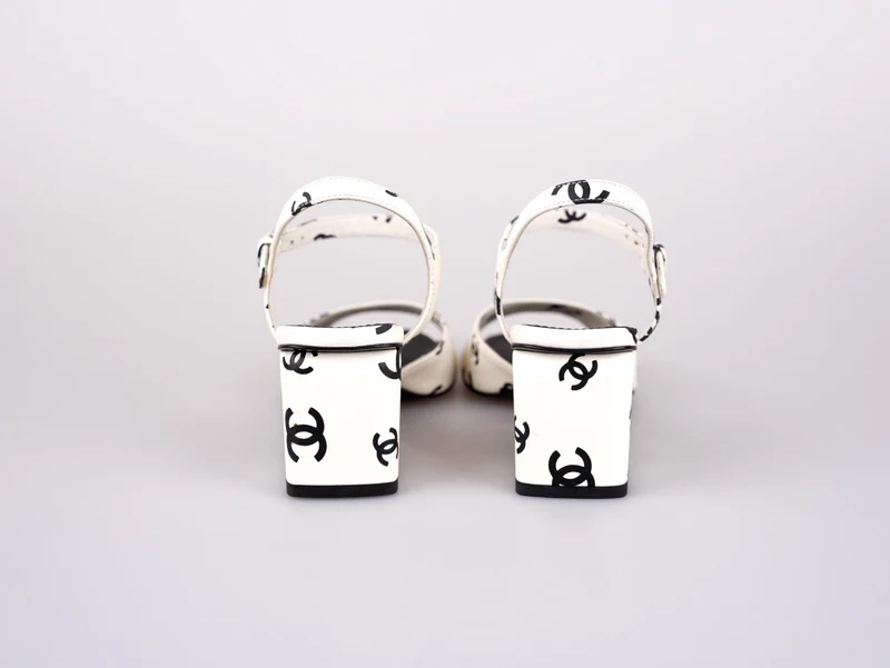 Chanel CC Plateausandalen aus bedrucktem Lammleder, Weiß/Schwarz, Größe 37C