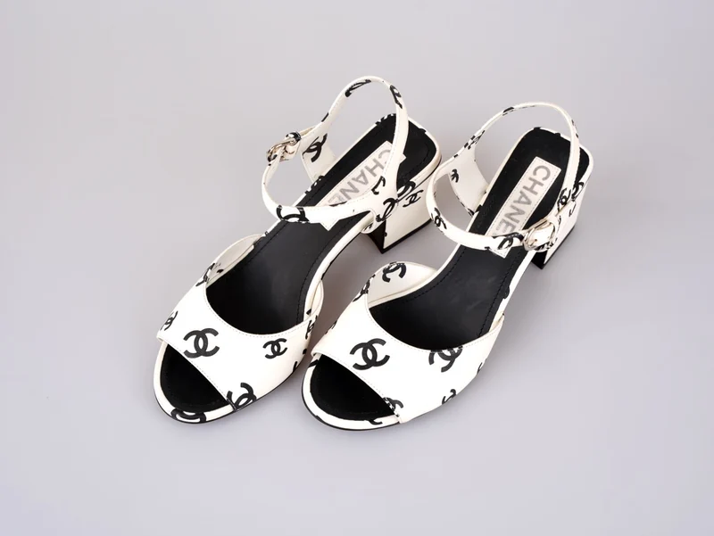 Chanel CC Plateausandalen aus bedrucktem Lammleder, Weiß/Schwarz, Größe 37C