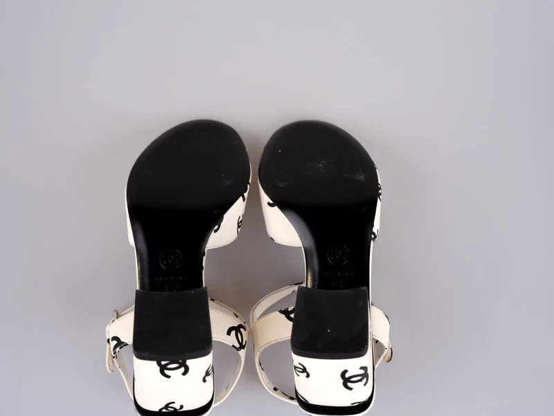 Chanel CC Plateausandalen aus bedrucktem Lammleder, Weiß/Schwarz, Größe 37C