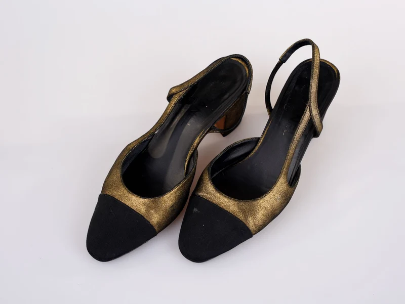 Chanel Metallic Lammleder Ripsband Cap Toe CC Slingback Pumps Gold Schwarz Größe 39C