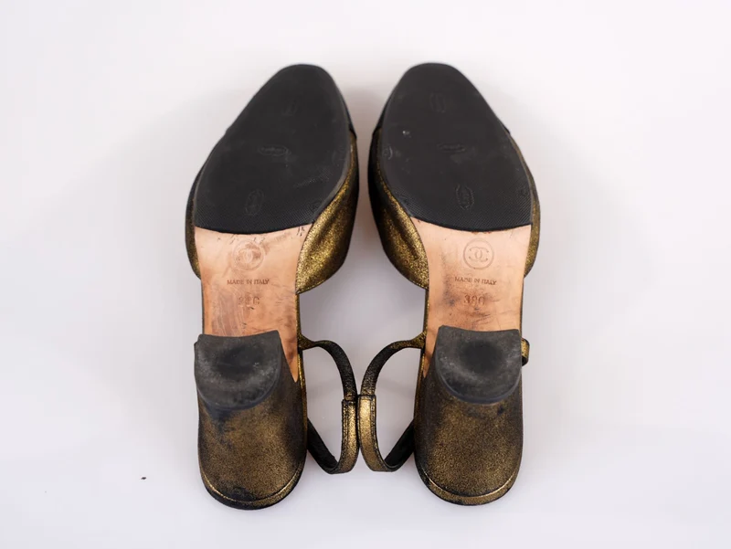 Chanel Metallic Lammleder Ripsband Cap Toe CC Slingback Pumps Gold Schwarz Größe 39C