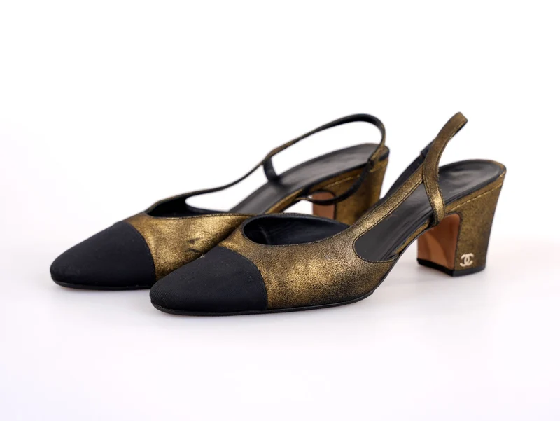 Chanel Metallic Lammleder Ripsband Cap Toe CC Slingback Pumps Gold Schwarz Größe 39C
