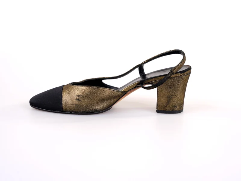 Chanel Metallic Lammleder Ripsband Cap Toe CC Slingback Pumps Gold Schwarz Größe 39C