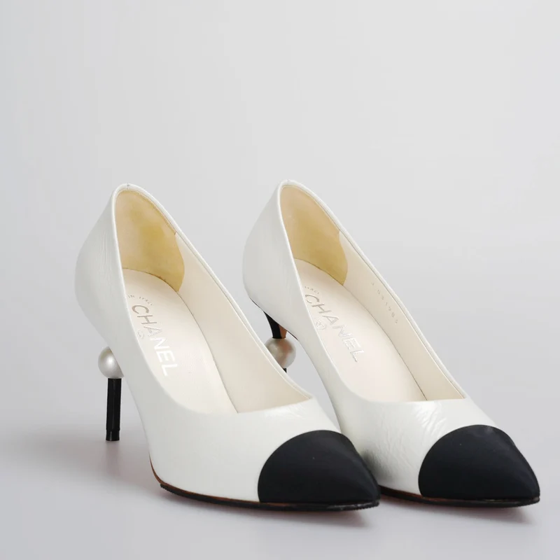 Chanel Weiß-Schwarze Pumps mit Perlen-CC-Logo 38