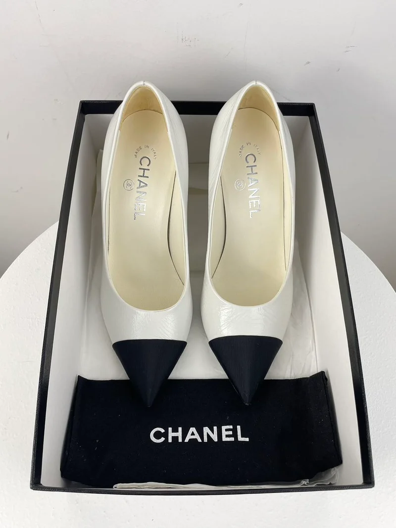 Chanel Weiß-Schwarze Pumps mit Perlen-CC-Logo 38