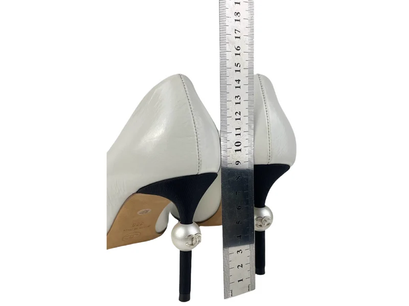 Chanel Weiß-Schwarze Pumps mit Perlen-CC-Logo 38