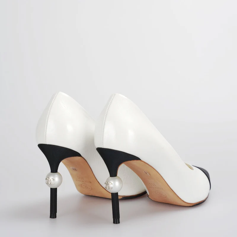 Chanel Weiß-Schwarze Pumps mit Perlen-CC-Logo 38