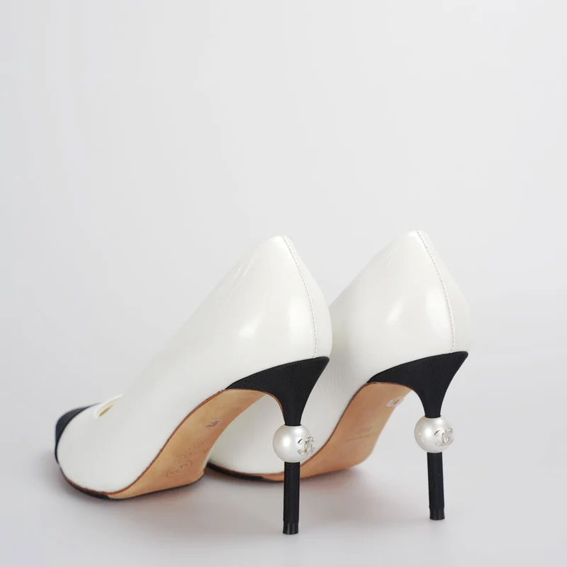 Chanel Weiß-Schwarze Pumps mit Perlen-CC-Logo 38