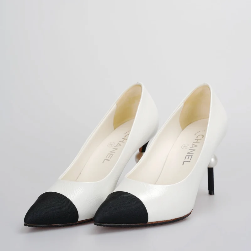 Chanel Weiß-Schwarze Pumps mit Perlen-CC-Logo 38
