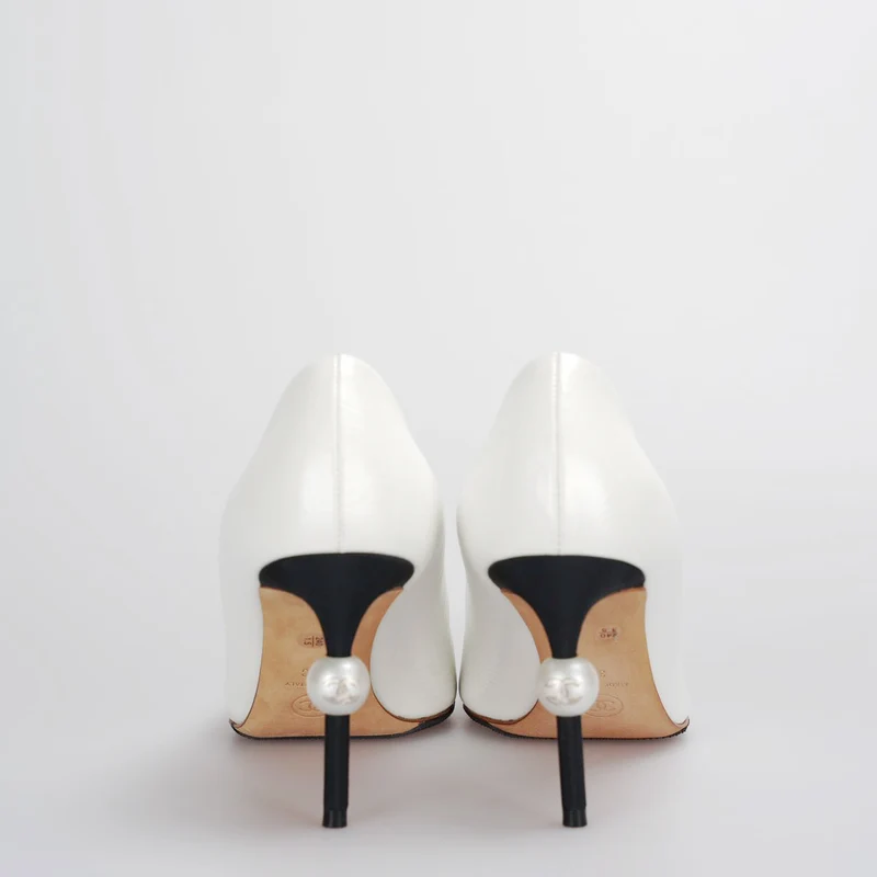Chanel Weiß-Schwarze Pumps mit Perlen-CC-Logo 38