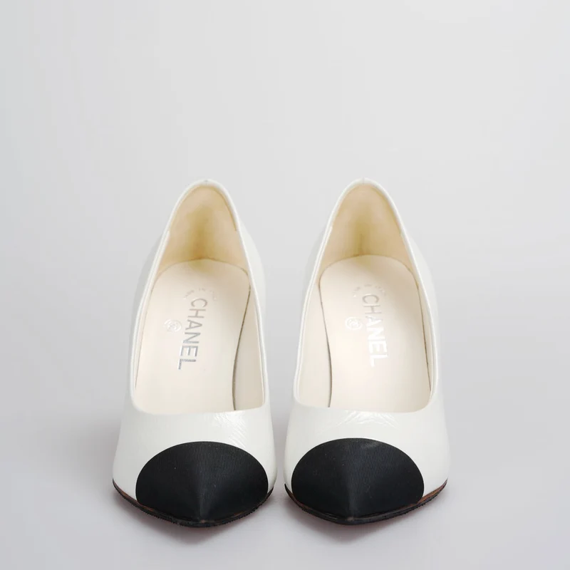 Chanel Weiß-Schwarze Pumps mit Perlen-CC-Logo 38
