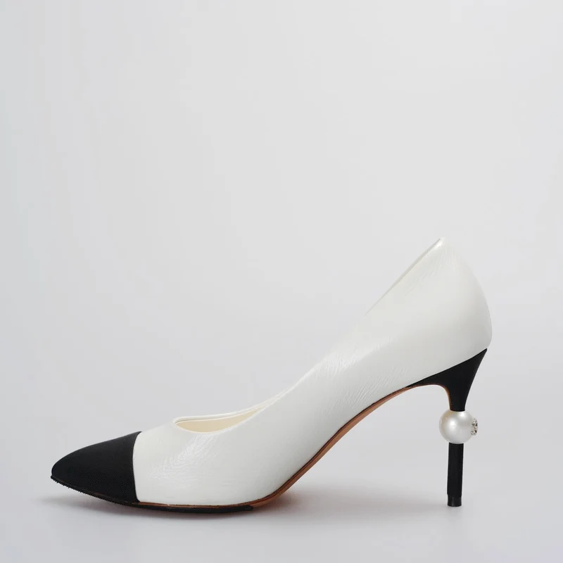 Chanel Weiß-Schwarze Pumps mit Perlen-CC-Logo 38