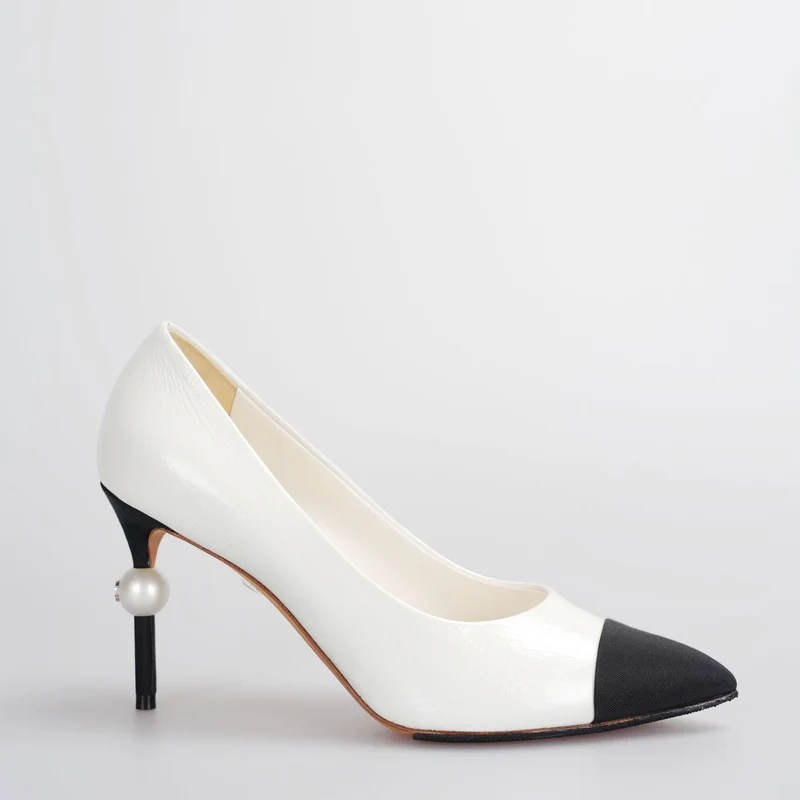 Chanel Weiß-Schwarze Pumps mit Perlen-CC-Logo 38