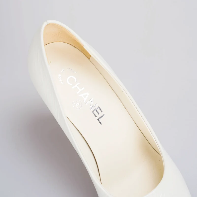 Chanel Weiß-Schwarze Pumps mit Perlen-CC-Logo 38