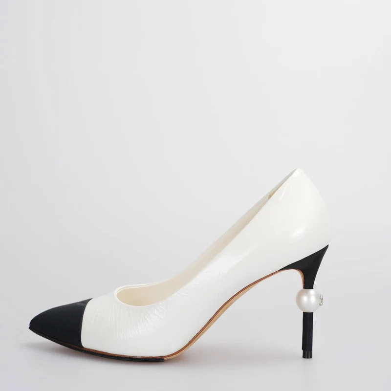 Chanel Weiß-Schwarze Pumps mit Perlen-CC-Logo 38